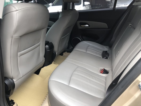 Hyundai i10 Chevrolet Cruze LTZ màu cát 2013