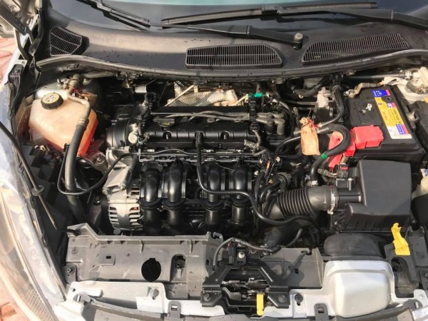 Ford Fiesta màu bạc, nội thất kem,sx và đk 2013