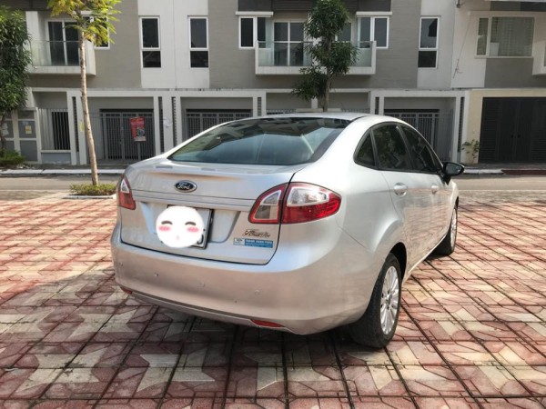 Ford Fiesta màu bạc, nội thất kem,sx và đk 2013