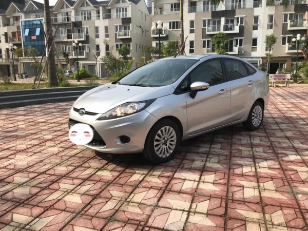 Ford Fiesta màu bạc, nội thất kem,sx và đk 2013