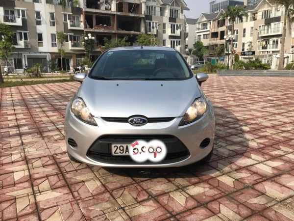Ford Fiesta màu bạc, nội thất kem,sx và đk 2013