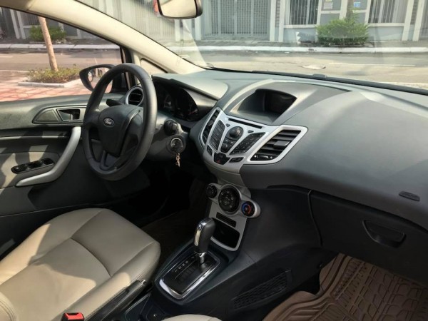 Ford Fiesta màu bạc, nội thất kem,sx và đk 2013
