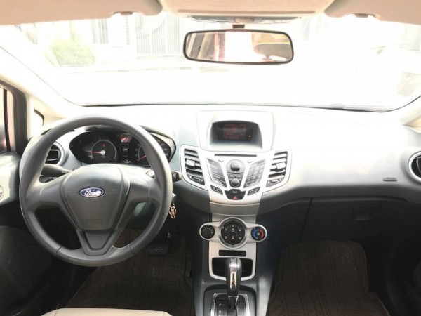 Ford Fiesta màu bạc, nội thất kem,sx và đk 2013
