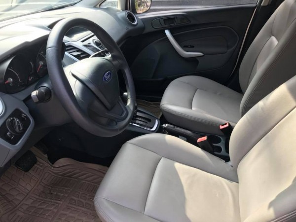 Ford Fiesta màu bạc, nội thất kem,sx và đk 2013