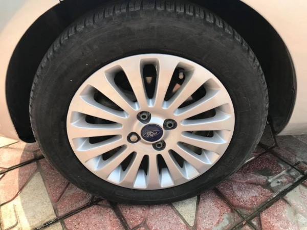 Ford Fiesta màu bạc, nội thất kem,sx và đk 2013