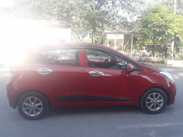 Hyundai i10 Bán Hyundai i10 1.2AT màu đỏ