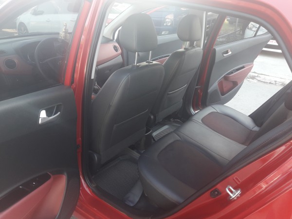 Hyundai i10 Bán Hyundai i10 1.2AT màu đỏ