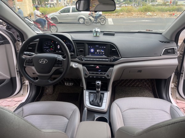 Hyundai Elantra cần bán gấp