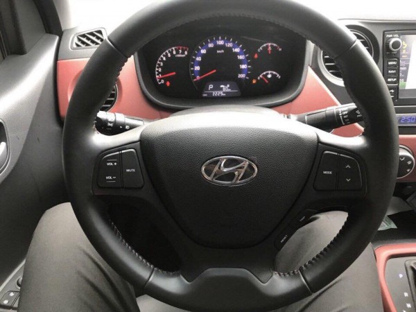 Hyundai i10 2019 full, số tự động, sedan màu bạc