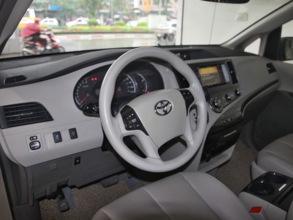 Toyota Sienna LE ( 2011 )