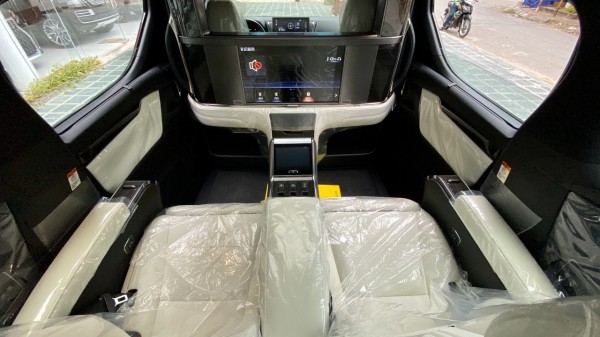 Lexus LM300h nhập khẩu sản xuất 2020 mới 100%