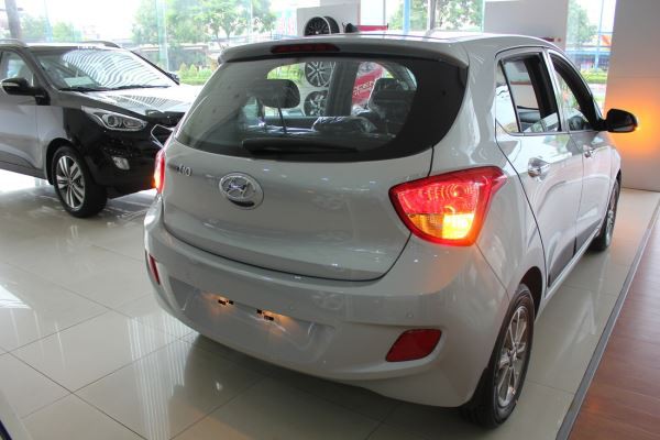 Hyundai i10 1.2 số tự động, màu trắng có xe sẵn