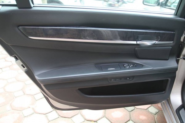 BMW 750 nhập khẩu nguyên chiếc tại Đức sx 2009