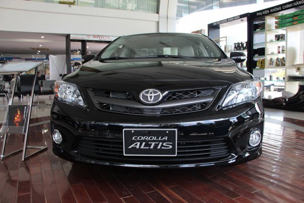 Toyota Corolla Altis 2.0V màu đen. LH Huy 0978329189