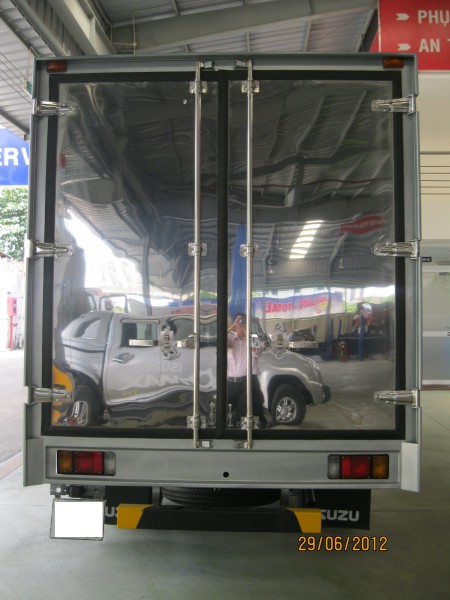 Isuzu QKR 2014 thùng kín giao xe trong 5 ngày