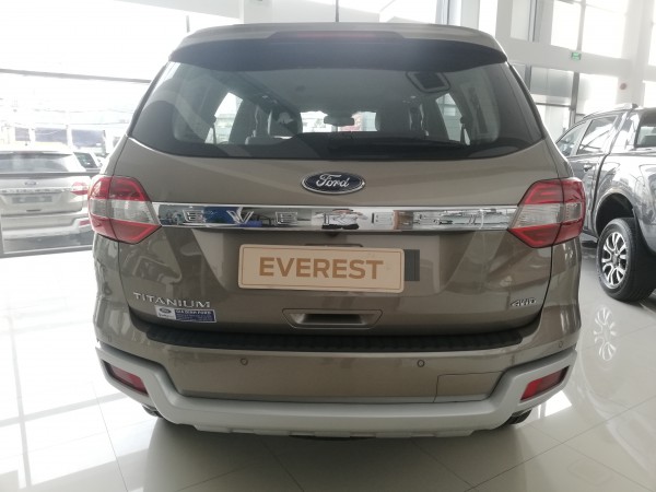 Ford Express Everest Titanium 4WD ưu đãi khủng 165tr
