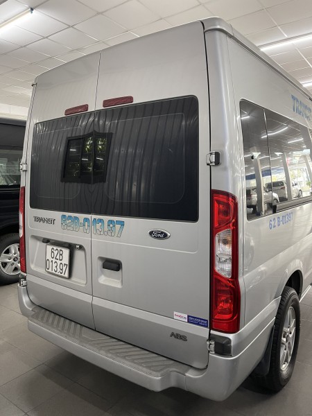 Ford Transit đời 2017, màu Bạc