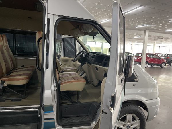 Ford Transit đời 2017, màu Bạc
