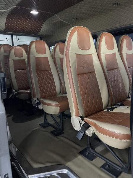 Ford Transit đời 2017, màu Bạc