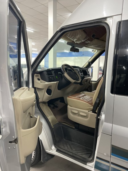 Ford Transit đời 2017, màu Bạc