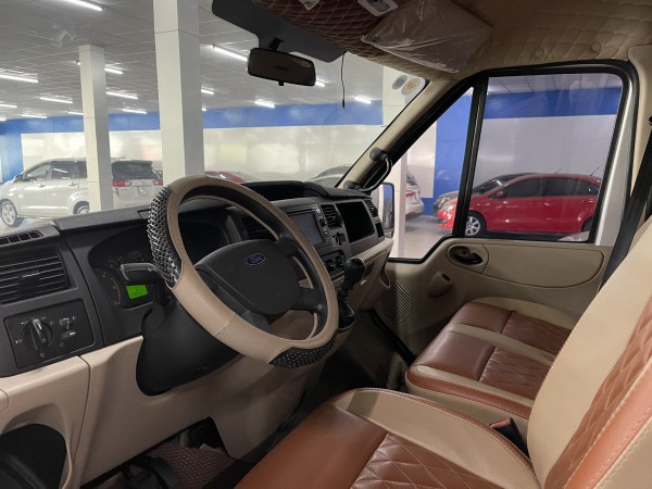 Ford Transit đời 2017, màu Bạc