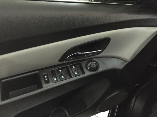 Chevrolet Cruze LT 1.6MT 2015 model 2016 - Đen