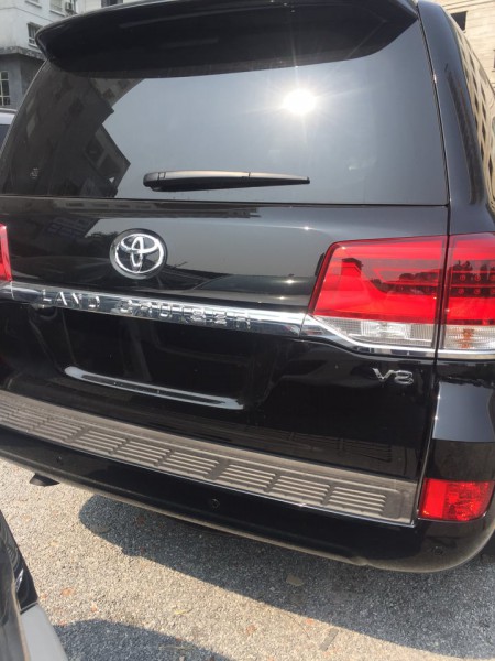 Toyota Land Cruiser 2020 đen xe mới