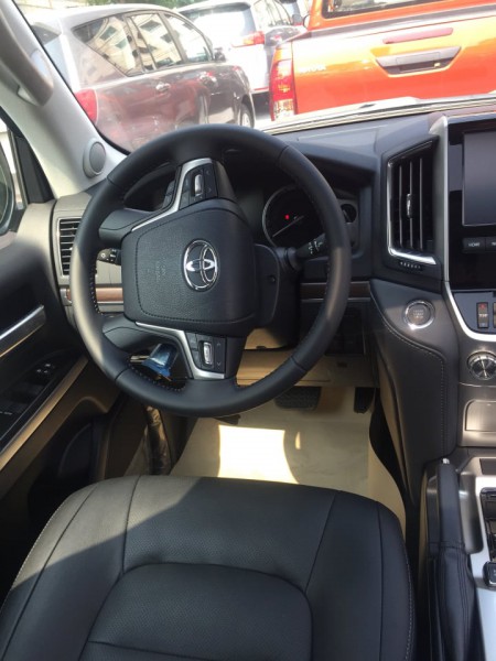 Toyota Land Cruiser 2020 đen xe mới