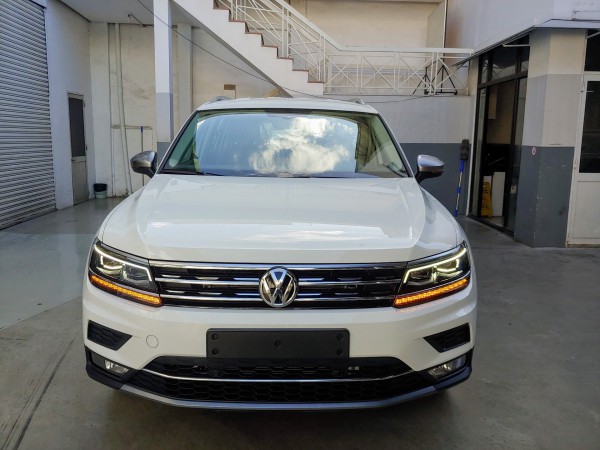 Volkswagen Tiguan Top Line trắng tặng quà hấp dẫn