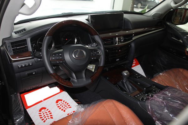 Lexus LX 570 Màu đen nội thất da bò nhập khẩu 2016