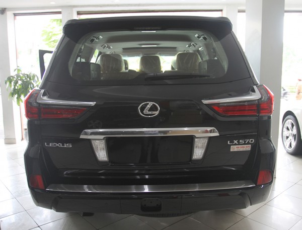 Lexus LX 570 Màu đen nội thất da bò nhập khẩu 2016