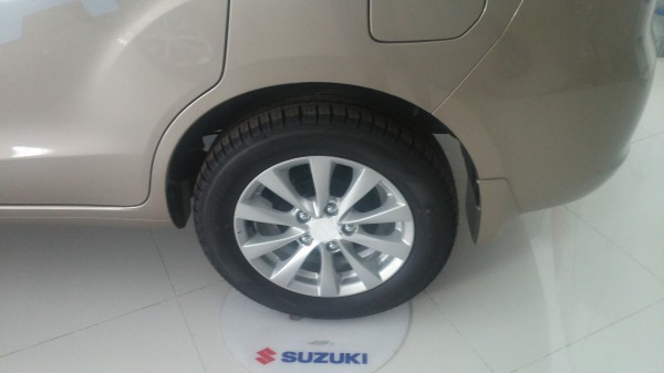 Suzuki Swift Xe du lịch Suzuki Swìt 5 chỗ màu trắng
