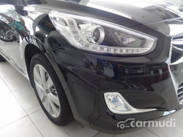 Hyundai Accent blue, số tự động, xe có sẵn giá tốt.