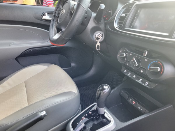 Kia Soluto AT Deluxe, đời 2020, màu Vàng nâu
