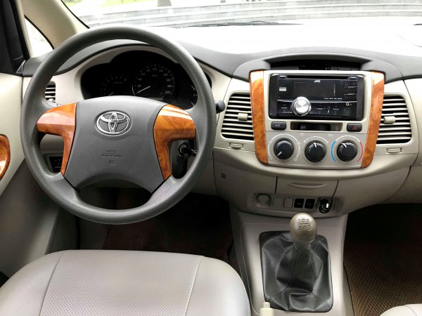 Toyota Innova 2.0E sx 2014 - số sàn - màu vàng cát