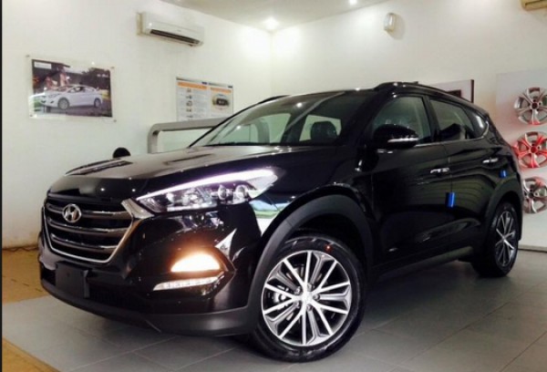 Hyundai Tucson 2016 nhập mới, màu đen có sẵn xe giao.