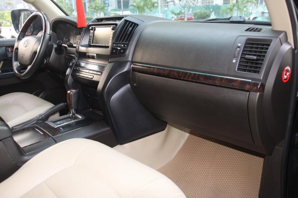 Toyota Land Cruiser GX.R màu đen nhập khẩu nhật bản