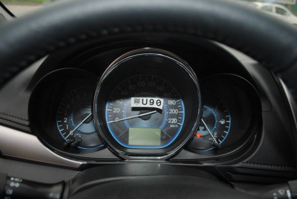 Toyota Vios 2014 màu bạc, mới 100%, có xe giao ngay!