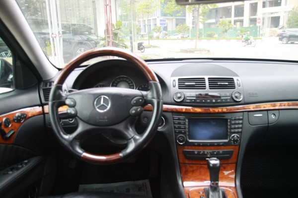 Mercedes-Benz E 280 Mercedes E280, sản xuất 2006. Màu đen