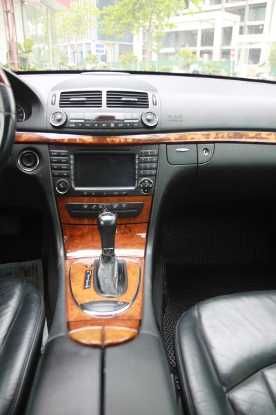 Mercedes-Benz E 280 Mercedes E280, sản xuất 2006. Màu đen