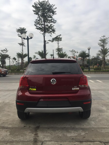 Volkswagen polo Cross màu đỏ Ruby