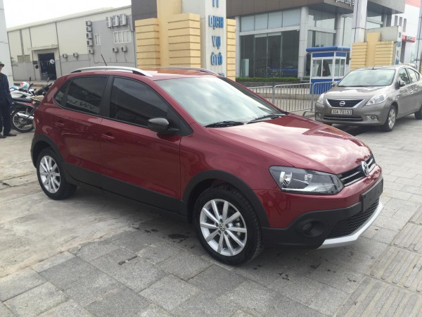 Volkswagen polo Cross màu đỏ Ruby