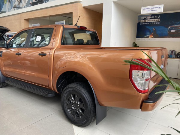 Ford Ranger XLS AT - GIAO XE NGAY TRONG 1 NỐT NHẠC