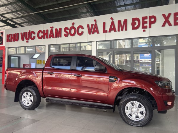 Ford Ranger XLS 4x2 AT, đời 2020, màu Đỏ, nhập Thái