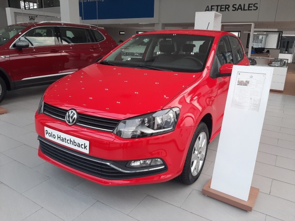 Volkswagen Polo Hatchback Màu Đỏ, tặng quà khủng