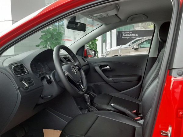 Volkswagen Polo Hatchback Màu Đỏ, tặng quà khủng
