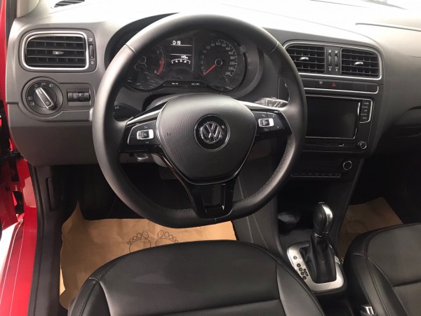 Volkswagen Polo Hatchback Màu Đỏ, tặng quà khủng