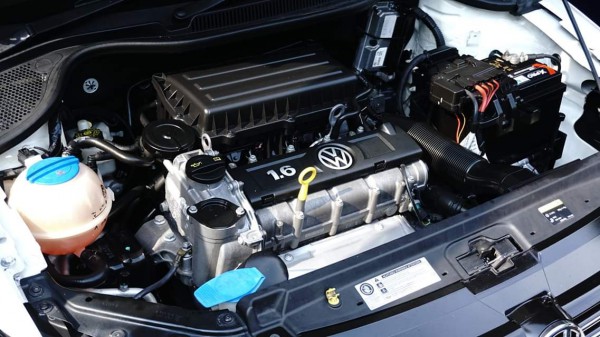 Volkswagen Polo Hatchback Màu Đỏ, tặng quà khủng
