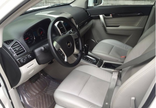 Chevrolet Captiva LTZ model 2016 số tự động màu trắng