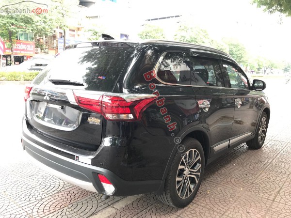 Mitsubishi Outlander Xe 2019, màu đen